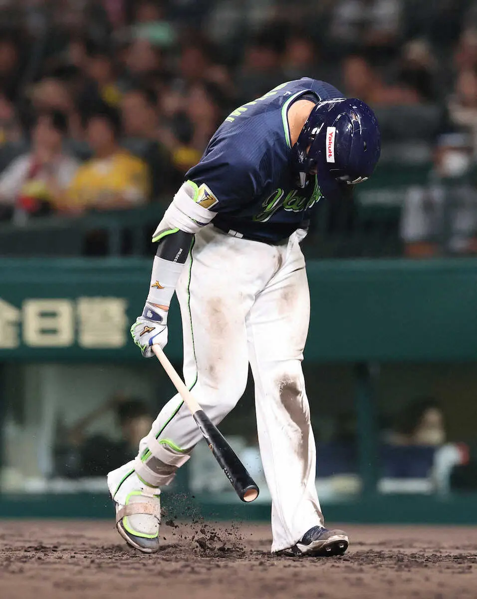 【画像・写真】ヤクルト・村上　タイムかけ目薬　甲子園ざわめく珍プレーで解説・広澤氏も「初めて見ましたね」