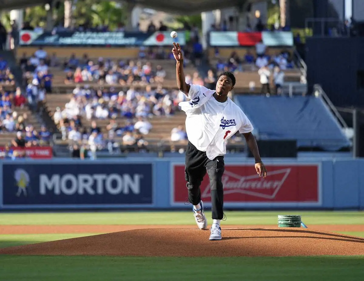 【画像・写真】元野球少年のレイカーズ・八村　ノーバン始球式「ドジャースに感謝」