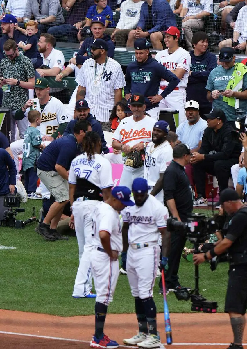 【画像・写真】大谷翔平　辞退のHRダービー、ベンチ前で見守る　同僚右腕「途中でシーユーと言って帰った。彼は忙しい」