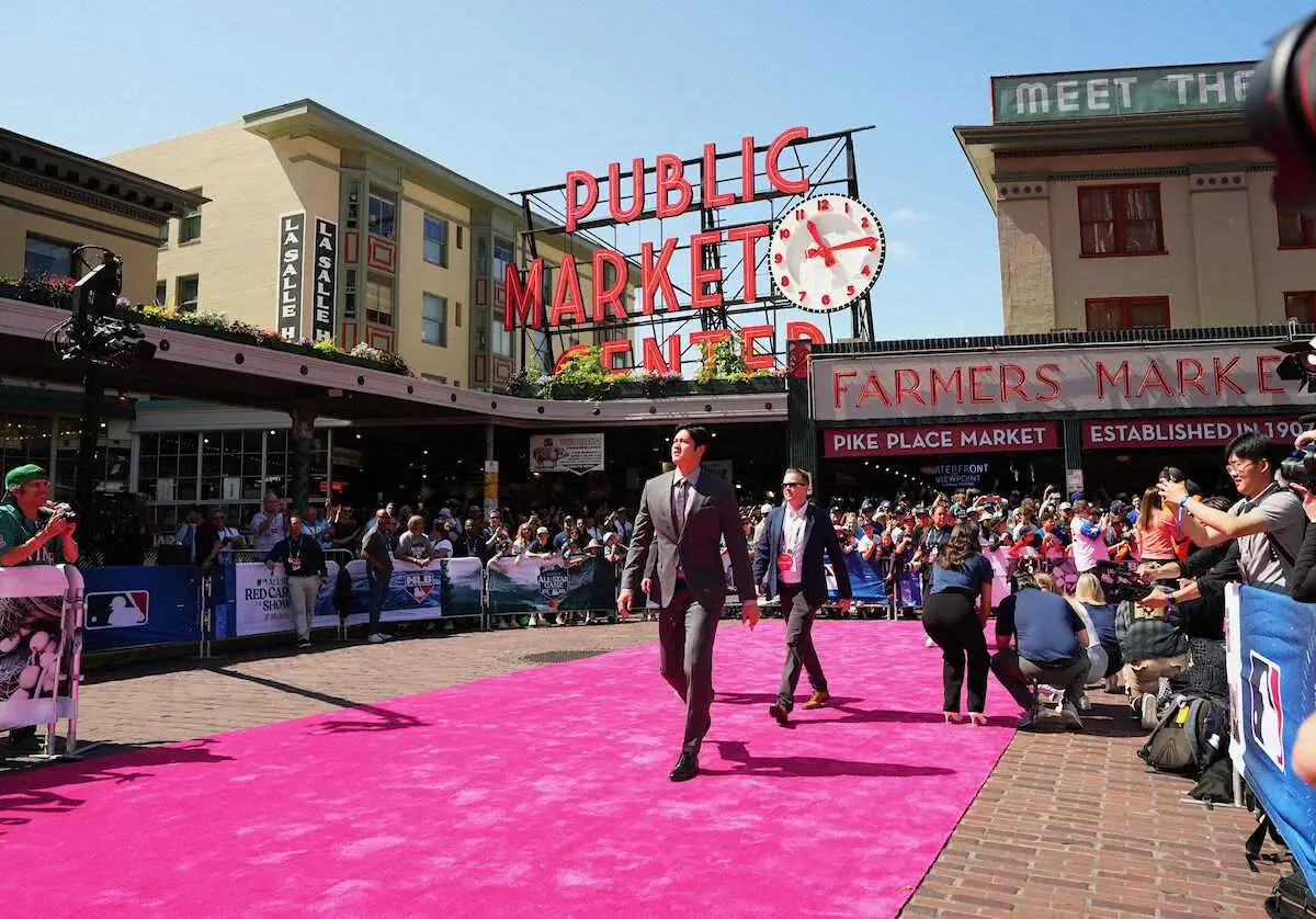 【画像・写真】エンゼルス・大谷　レッドカーペットショーに選手トップで登場　大きな声援浴びる
