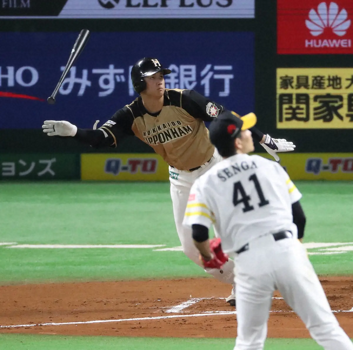 【画像・写真】16年9月、大谷（日）が千賀（ソ）から左翼線に二塁打を放つ