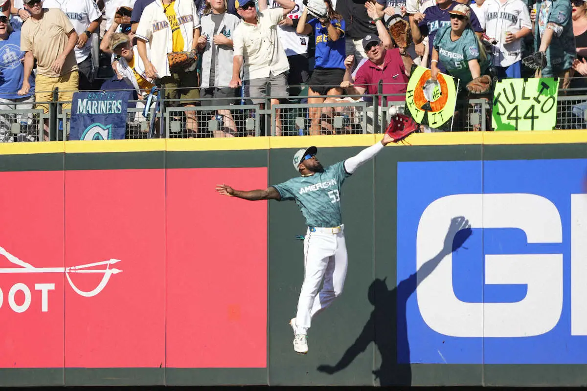 【画像・写真】オールスターはスーパーキャッチの連続で幕開け！アロザレーナは好捕→腕組みドヤ顔ポーズで沸かせる