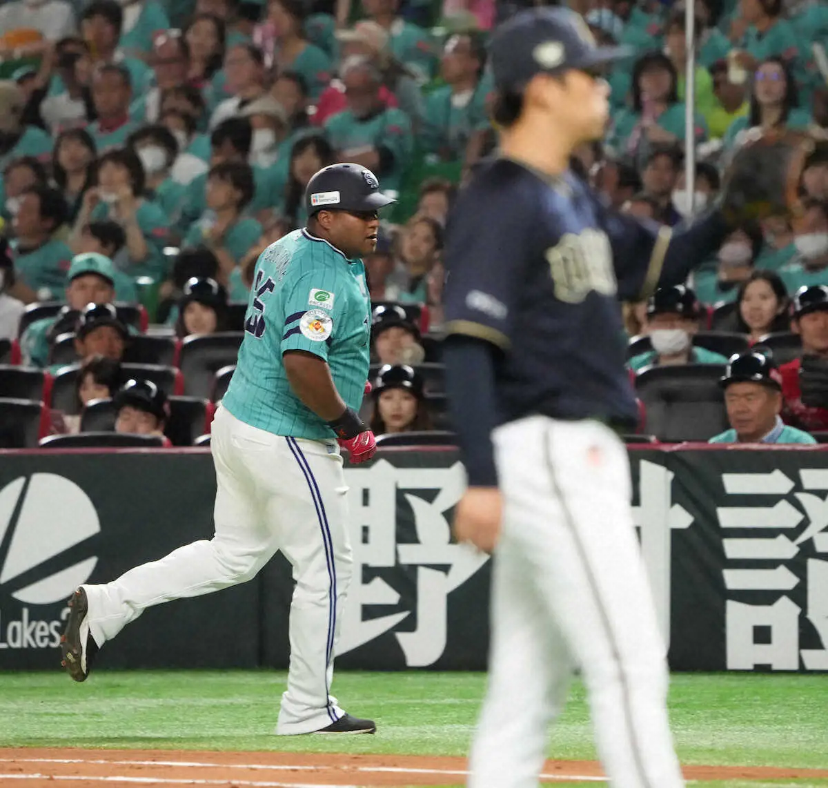 【画像・写真】＜ソ・オ＞2回、内野ゴロに倒れるデスパイネ（右は山本）（撮影・岡田　丈靖）