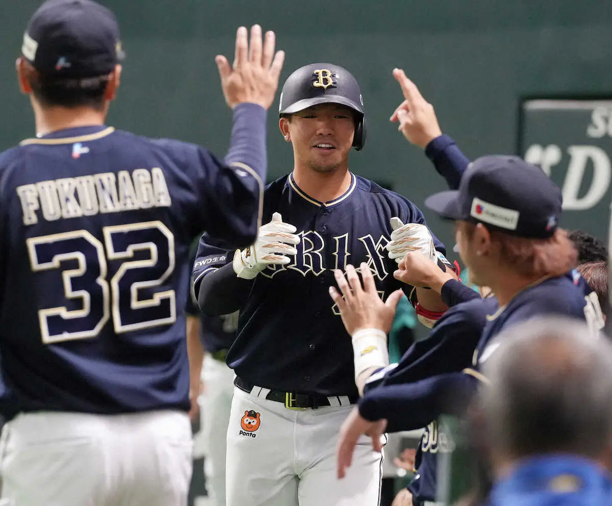 【画像・写真】＜ソ・オ＞6回、ソロを放った頓宮はナインの出迎えを受ける（撮影・岡田　丈靖）