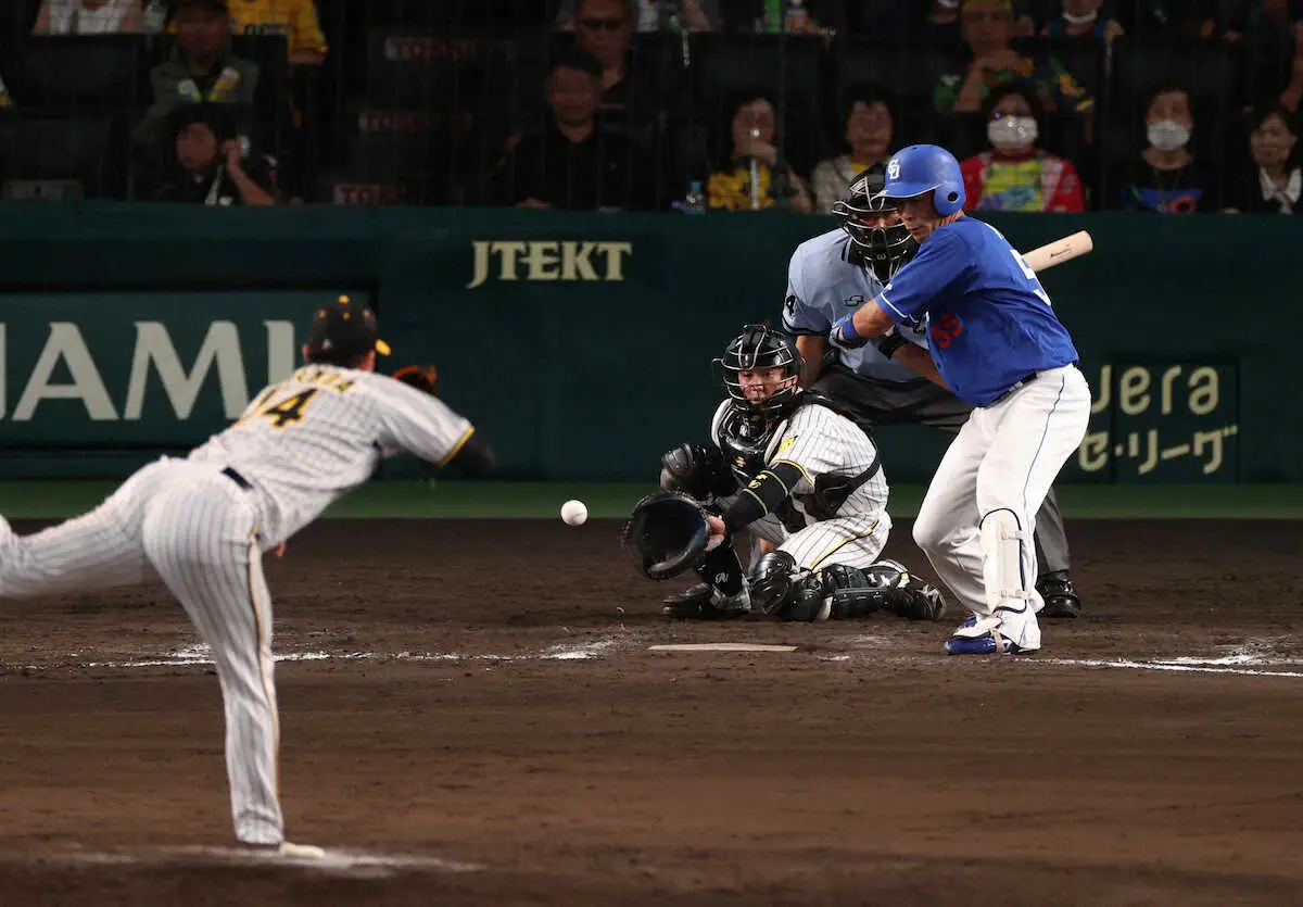 【画像・写真】＜神・中＞　9回無死、岩貞は先頭打者の福田に四球を与える（撮影・大森　寛明）