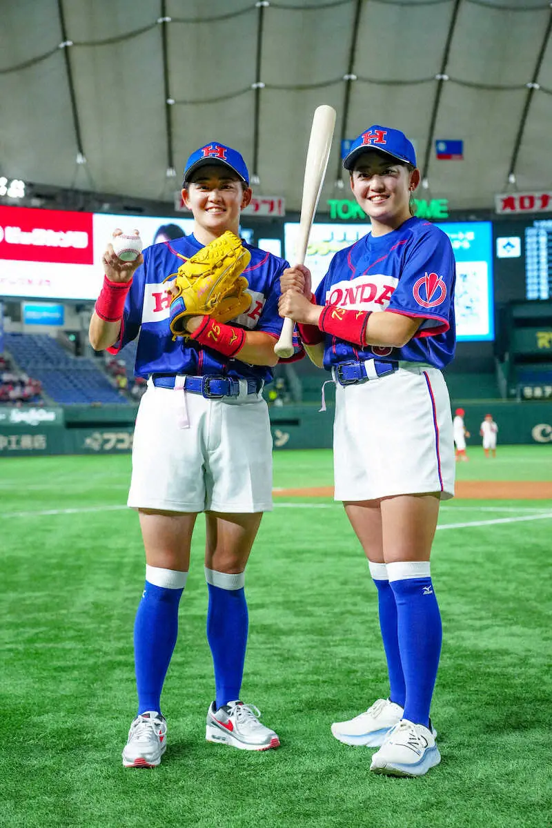 【画像・写真】女子プロゴルフの岩井明愛、千怜ツインズがHondaのユニホーム姿で始球式　背番号75で沸かせた