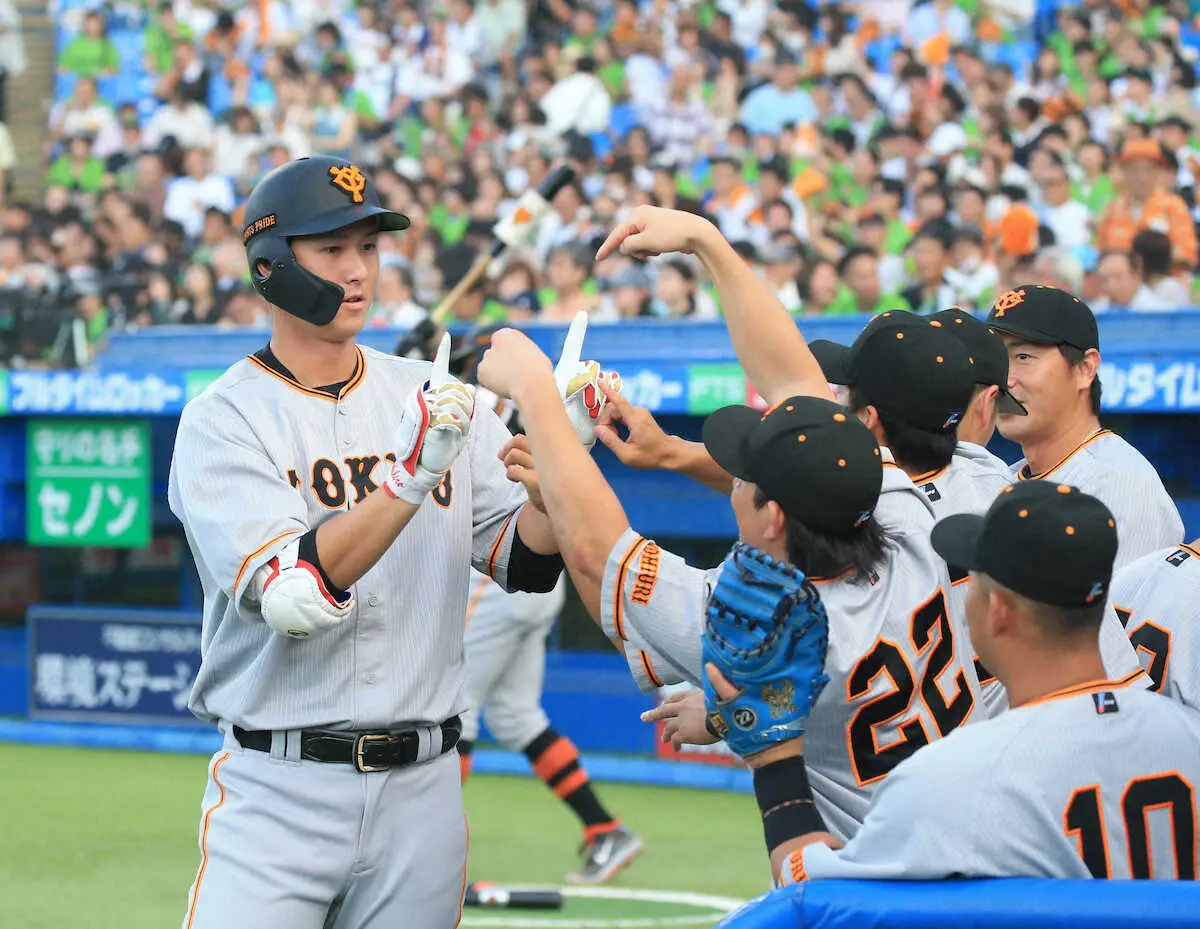 【画像・写真】巨人・秋広が先制7号ソロ「打てる球を積極的に」高橋奎二の直球撃ち　“師匠”中田翔と喜び分かち合う
