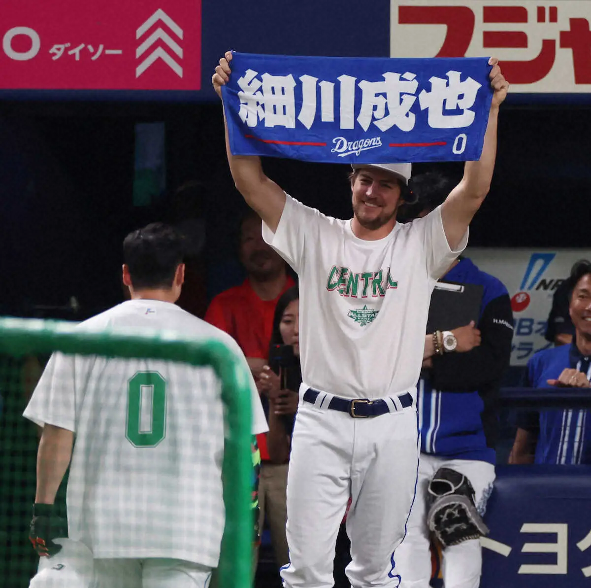 【画像・写真】【球宴】バウアー　まさかの選手タオル持参で本塁打競争を応援！トレンド入り「熱烈応援にほっこり」の声