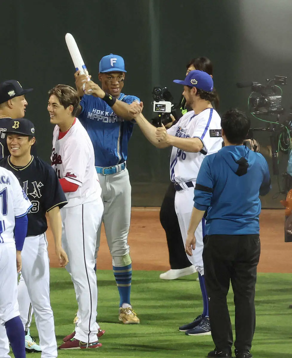 【画像・写真】“誰よりも楽しんだ”バウアーの球宴！変化球談議、球種予告、記念撮影殺到…トレンドには「裏MVP」