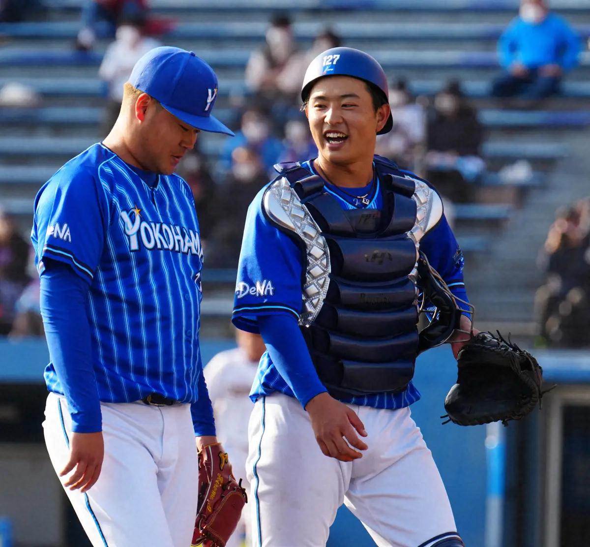 【画像・写真】楽天相手のオープン戦。バッテリーを組んだ伊勢（左）に話しかける上甲