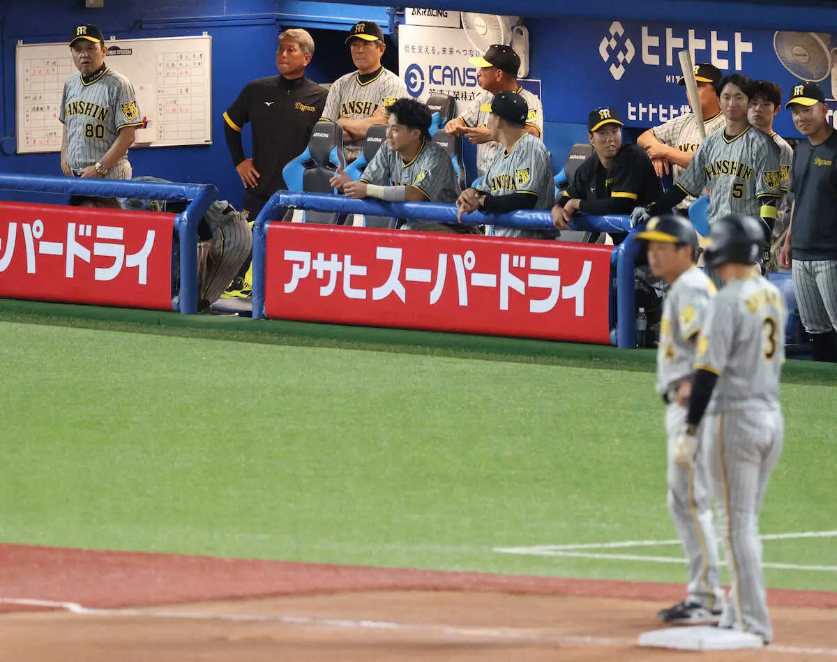 【画像・写真】阪神・岡田監督、後半戦イライラ黒星発進　「びっくりしたわ！」攻守にミス連発で2位・広島とついに0差