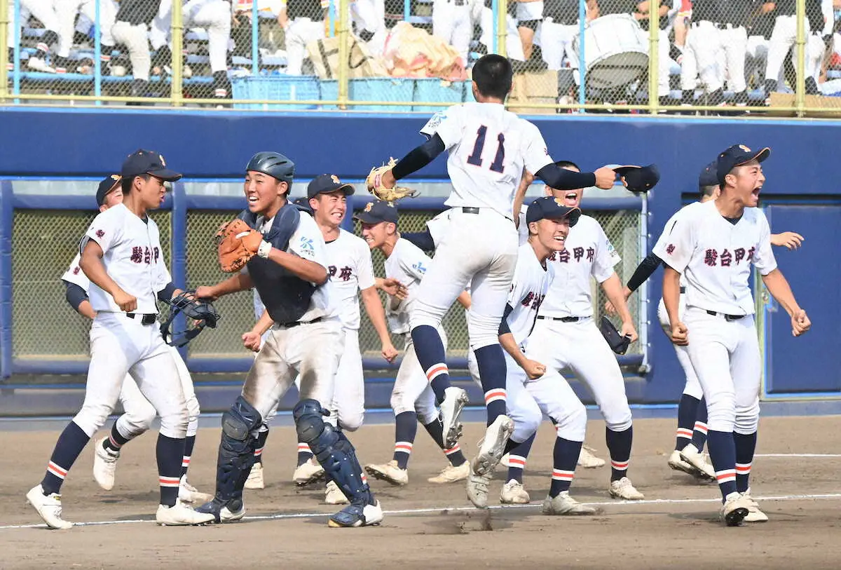 【画像・写真】駿台甲府11安打9点で山梨学院撃破　初の甲子園出場に王手、但田邦之監督「投手がよく粘ってくれた」