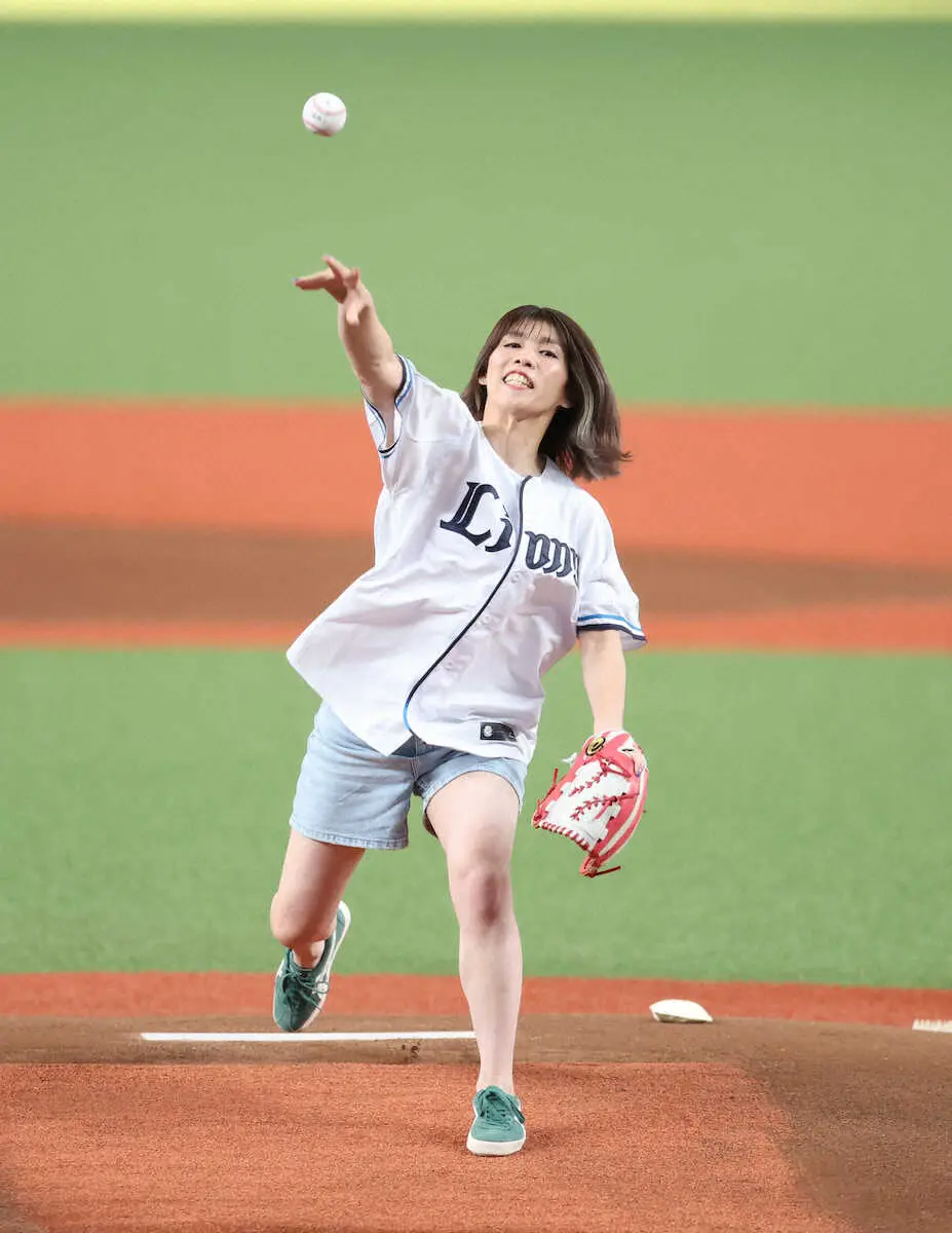【画像・写真】西武―楽天戦で元レスリング吉田沙保里さんが始球式　ノーバウンドならず「少しだけ心残り」