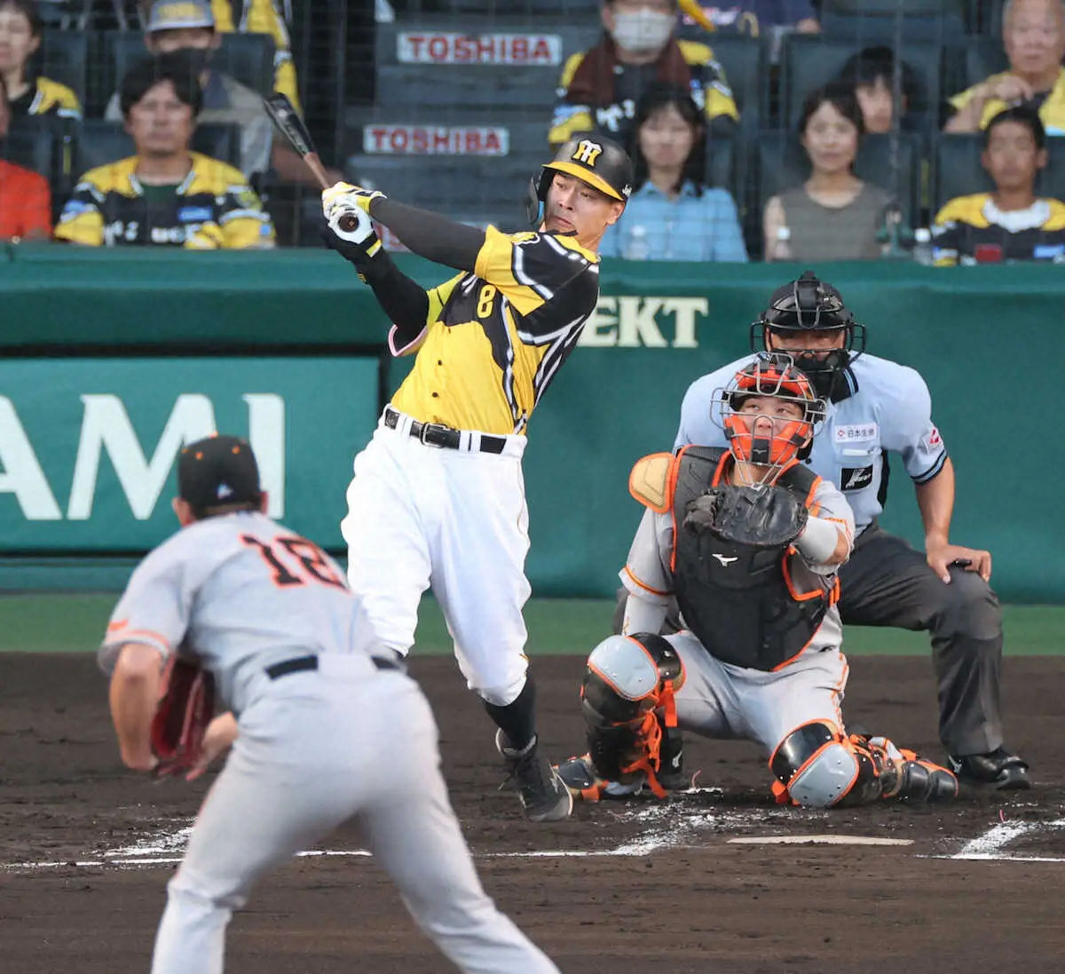 【画像・写真】復調気配や！阪神・佐藤輝が2戦連続タイムリー記録　初回いきなり菅野打ちで先制点もたらす