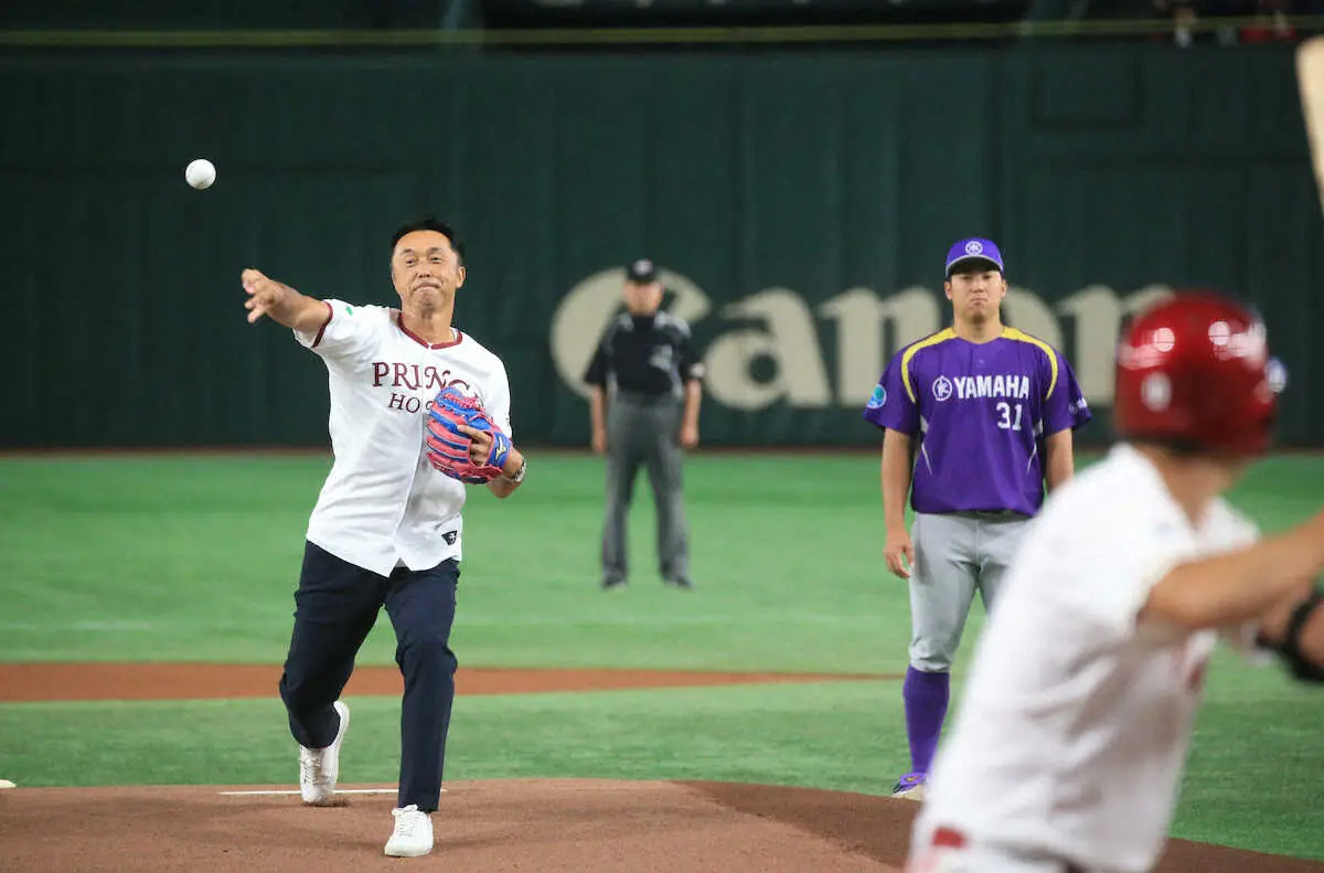 【画像・写真】元ヤクルト・宮本慎也氏　始球式でストライク投球「100点満点」　プリンスホテル時代のユニホームで登場