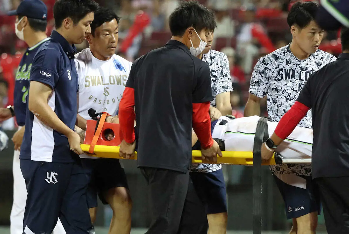 【画像・写真】ヤクルト・青木　頭部死球で途中交代…仰向けで倒れ込んだまま動けず担架で運ばれる