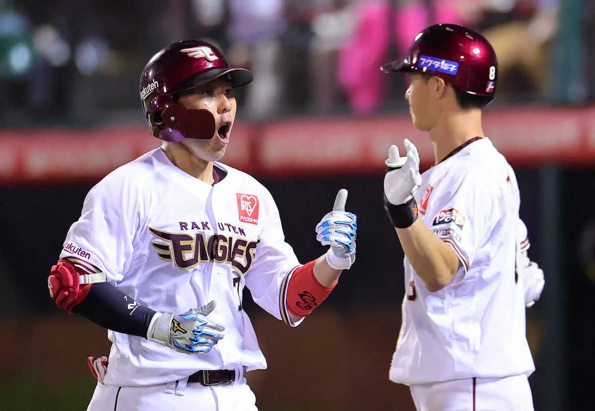 【画像・写真】8回、同点2ランを放ちナインに迎えられる楽天・鈴木大（左）（撮影・光山　貴大）