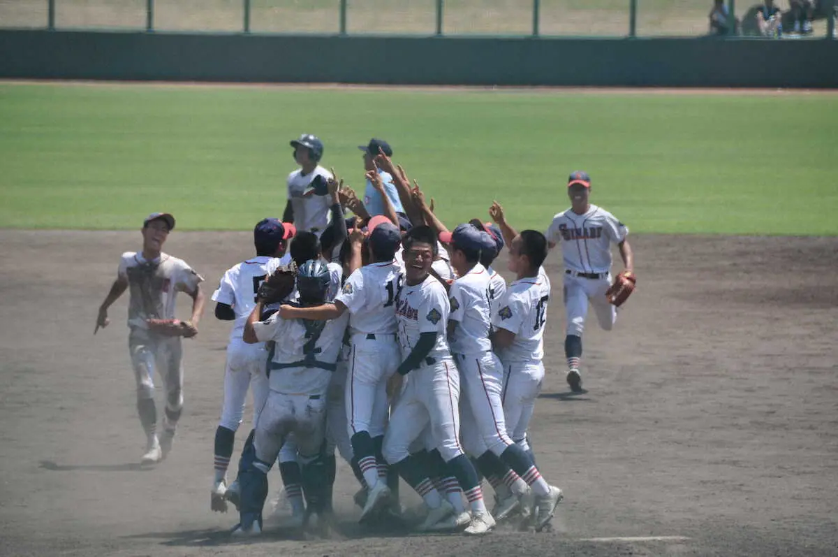 【画像・写真】優勝を決めマウンドに集まるいなべ総合