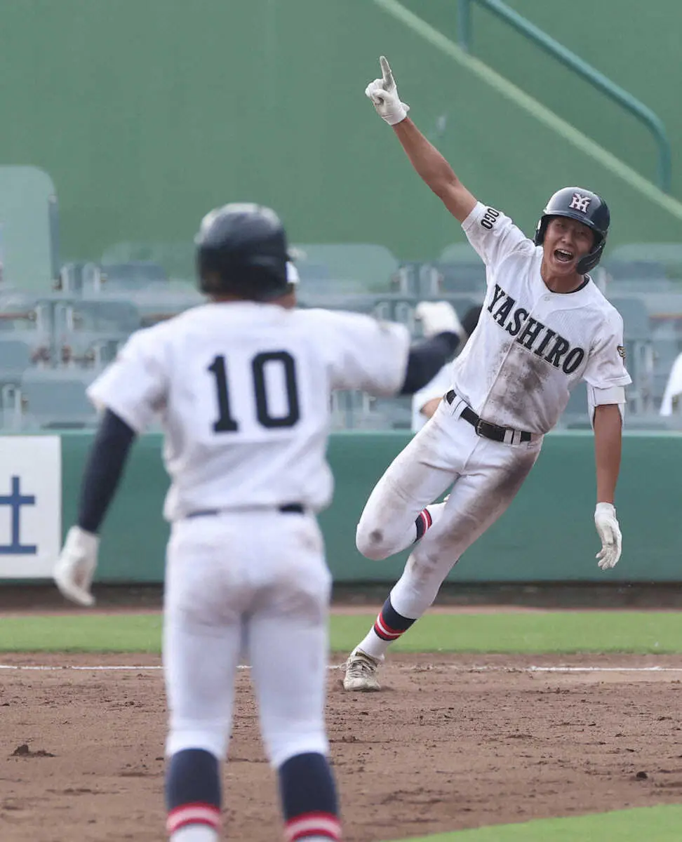 【画像・写真】＜第105回全国高校野球選手権兵庫大会　社・明石商＞9回、サヨナラ打を放った社・藤井が喜びを爆発させる（撮影・岸　良祐）