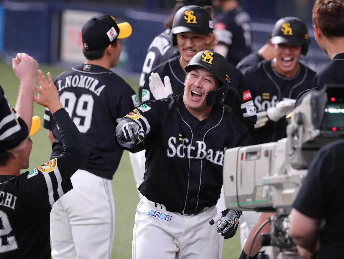 【画像・写真】ソフトB“真夏の甲斐弾”　スチュワートのために「何とかしよう、と。勝ちをつけられるように」
