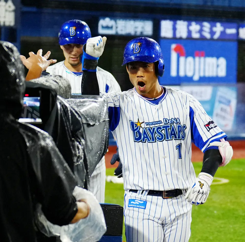 【画像・写真】DeNA・桑原　先発バウアー救った！フェンス激突の超ファインプレー　抜ければ先制点許す場面で