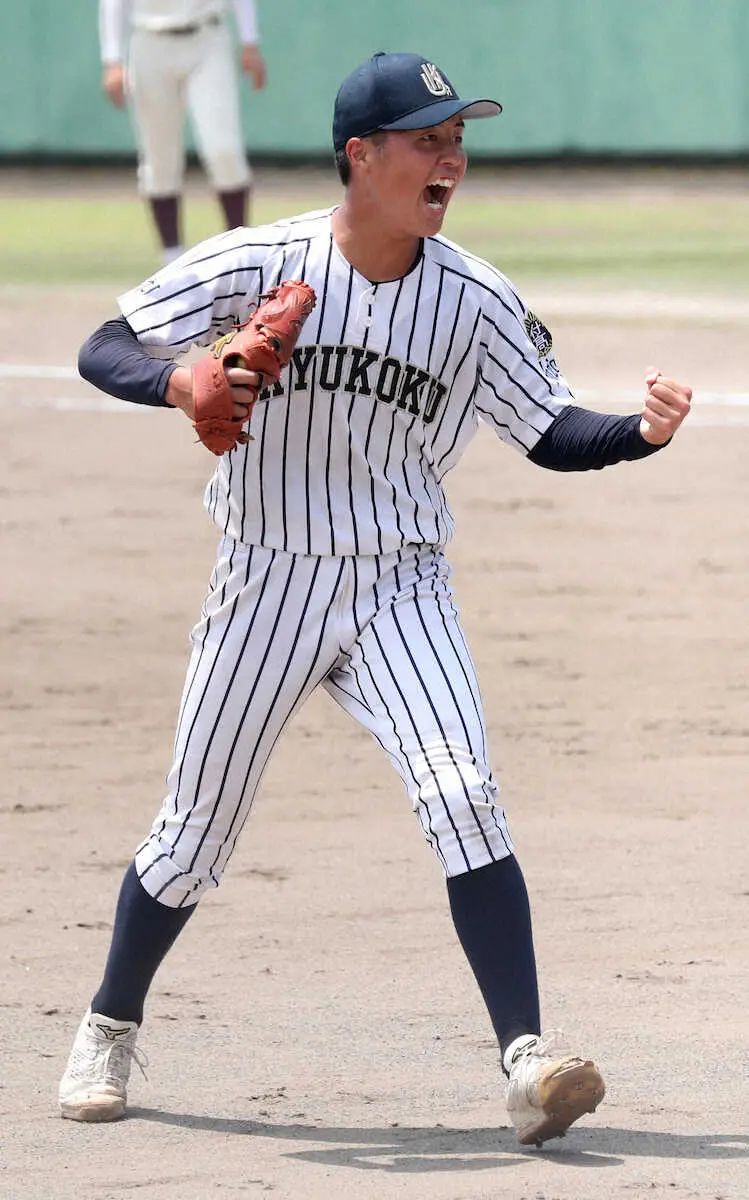 【画像・写真】＜福岡大会、九州国際付属×東筑＞8回2死、岡田を左飛に取り雄叫びを上げる九国・田端（撮影・中村　達也）