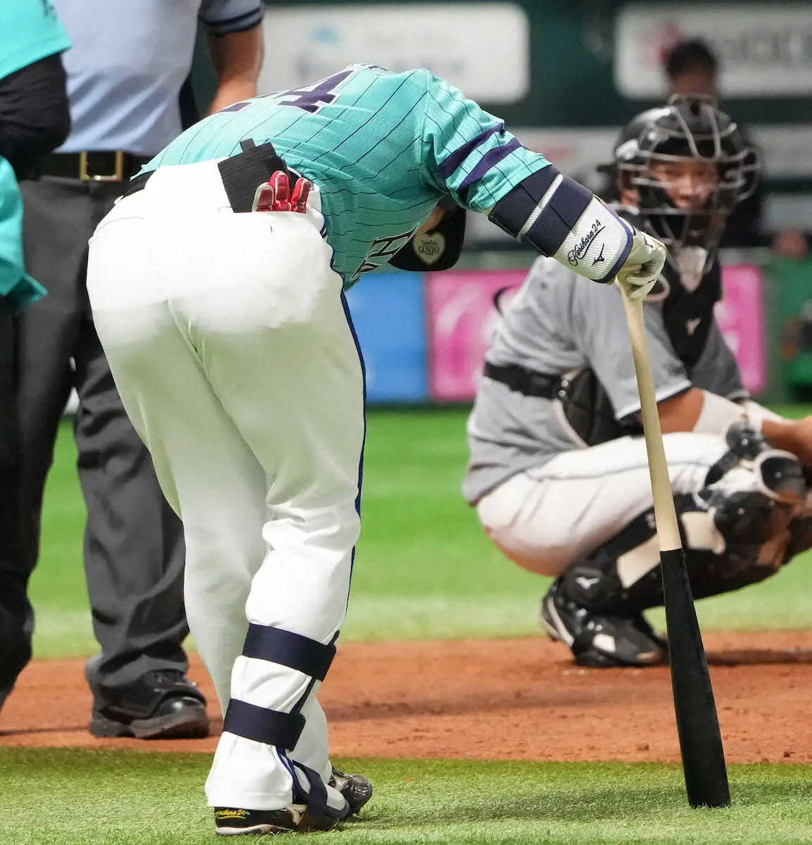 【画像・写真】ソフトB・栗原が緊急交代　昨季手術受けた左膝に違和感