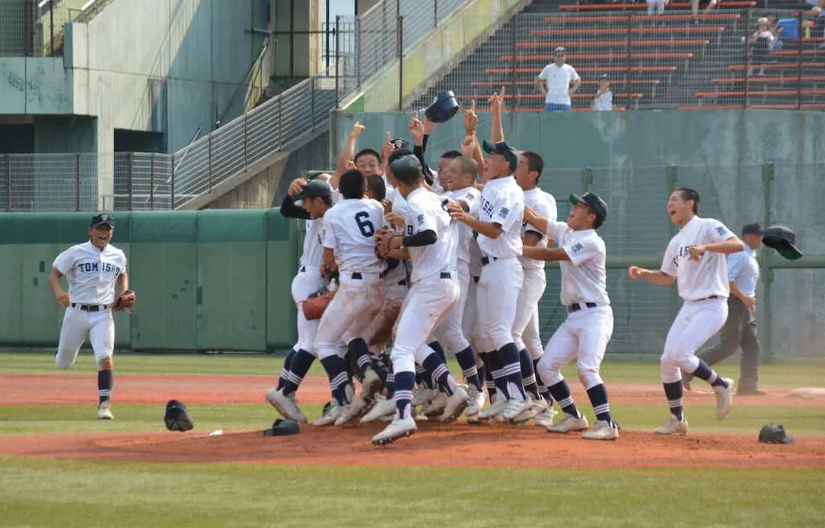 【画像・写真】富山商　“鉄腕エース”上田173球完投で9年ぶり夏切符　準々決勝から3戦455球投げ抜いた