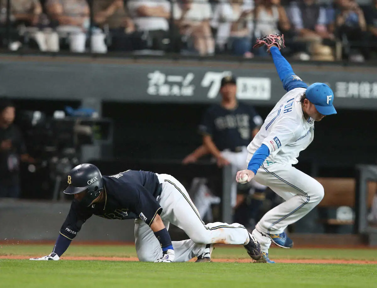 【画像・写真】日本ハム　三本間の挟殺、連係ミスで失点に　捕手・伏見が甘い三塁方向への追い込み