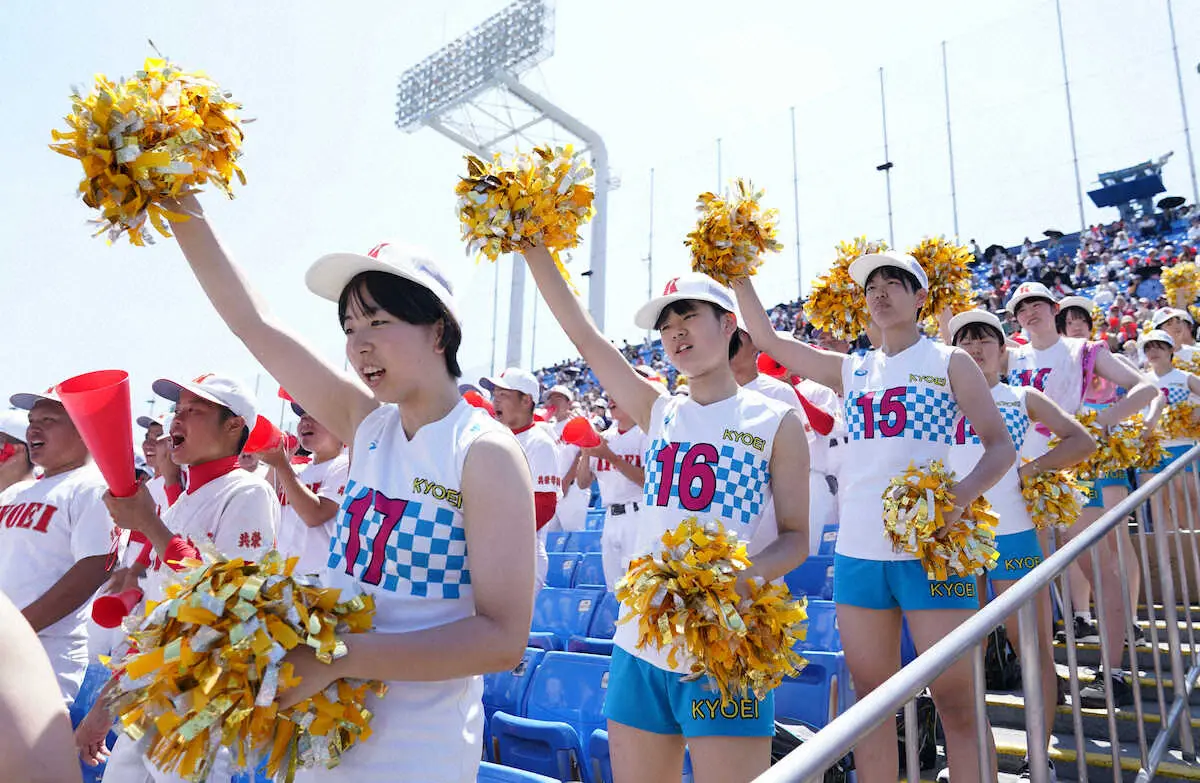 【画像・写真】東東京決勝　共栄学園神宮スタンドで強豪・女子バレー部がポンポンで応援　東亜学園と「バレー強豪対決」