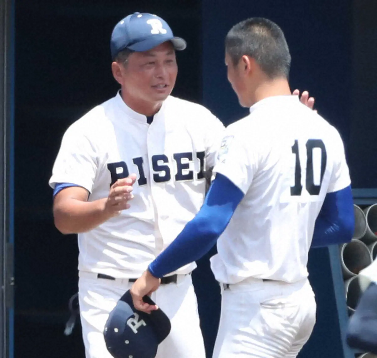 【画像・写真】大阪大会決勝＜大阪桐蔭・履正社＞　7回を無失点に抑えた、福田（右）を迎える履正社・多田監督　（撮影・須田　麻祐子）　