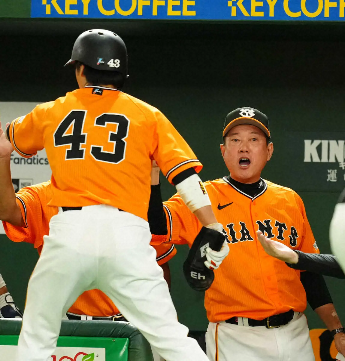 【画像・写真】巨人　21年ぶり中日戦同一シーズン7連勝　0―0の8回、岡本和申告敬遠のあとで秋広が決勝2点打