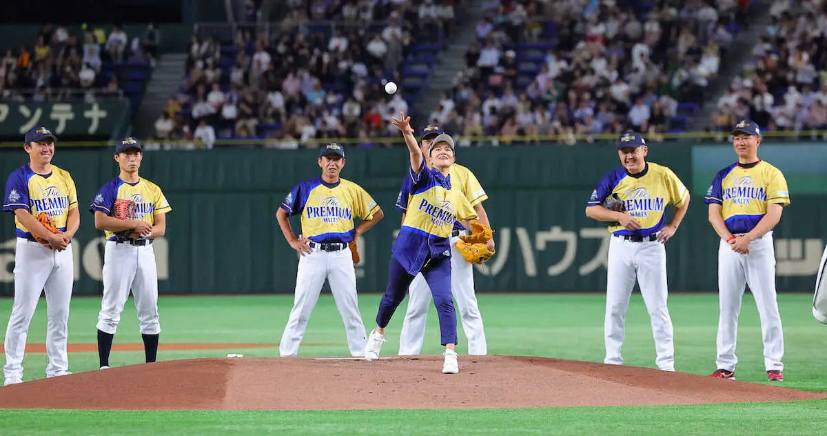 【画像・写真】サントリードリームマッチ2023　ドリームヒーローズの里崎氏が左翼席へ本塁打