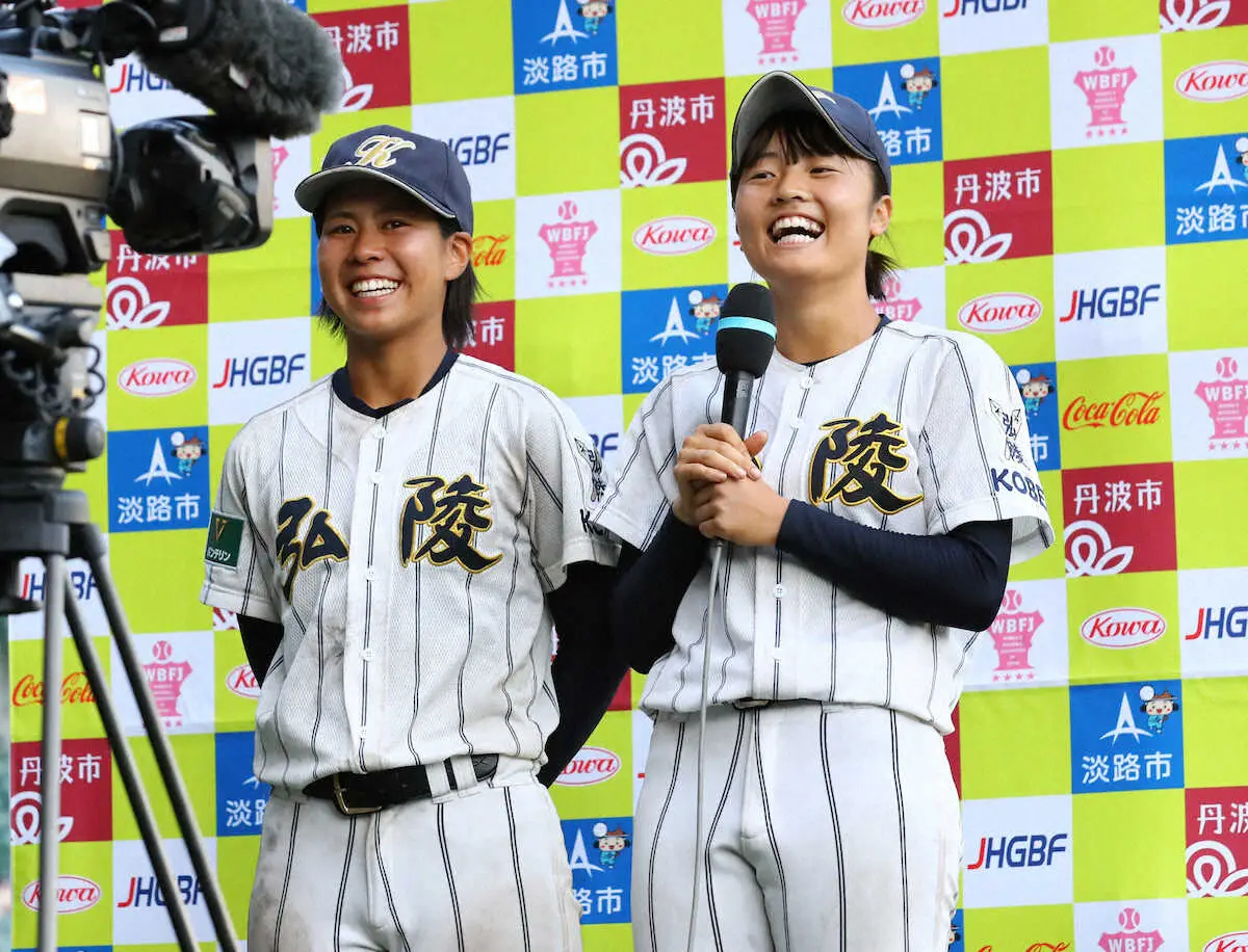 【画像・写真】＜女子決勝　岐阜第一・神戸弘陵＞　優勝し、ヒーローインタビューで笑顔を見せる神戸弘陵・三村（左）と飯嶋　（撮影・後藤　大輝）