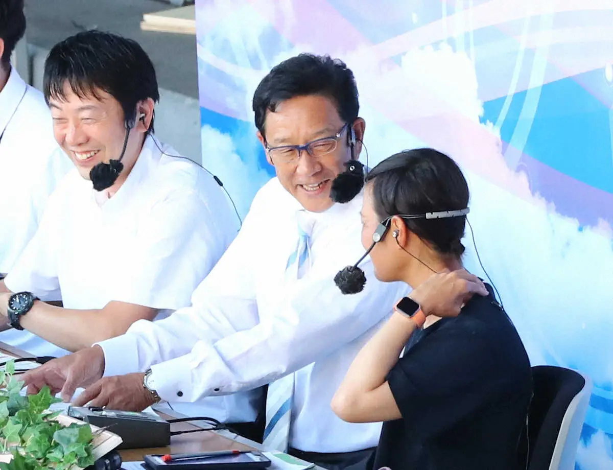 【画像・写真】＜女子決勝　岐阜第一・神戸弘陵＞　中継の解説を務めた元侍ジャパン監督の栗山英樹氏　（撮影・後藤　大輝）