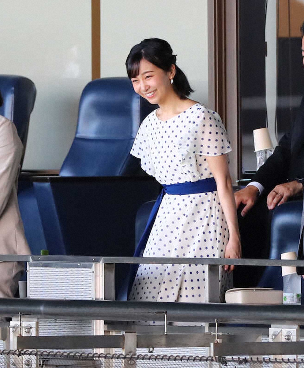 佳子さまが高校女子硬式野球選手権を観戦 応援団の拍手に笑顔 