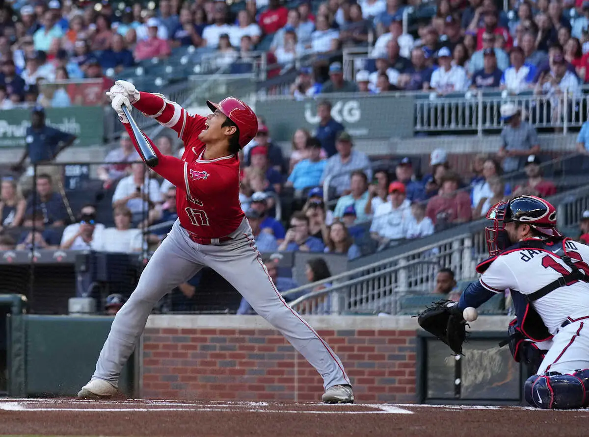 【画像・写真】大谷翔平　第1打席で死球「アー！」絶叫…敵地騒然　大事には至らず、笑顔で一塁へ