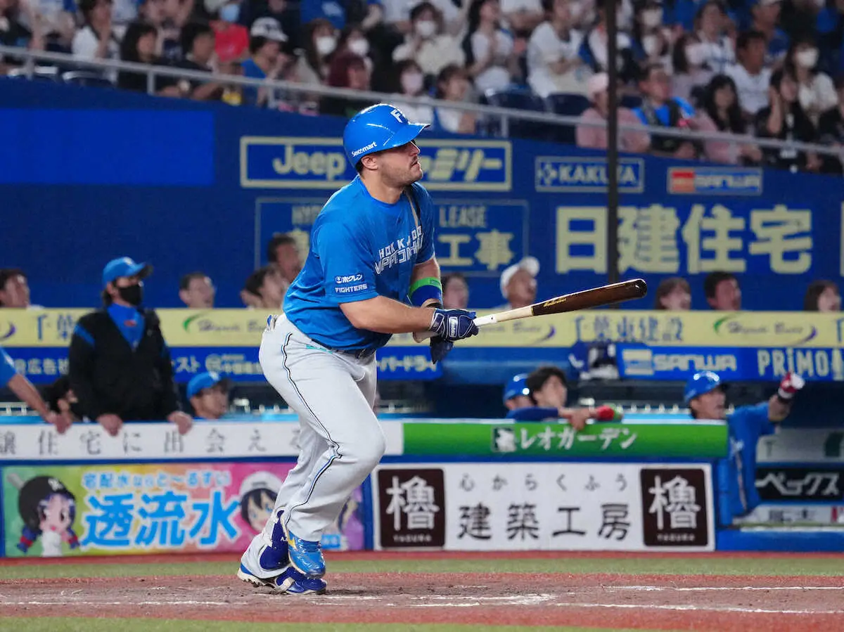 【画像・写真】＜ロ・日＞9回、先頭の万波に続きマルティネスが勝ち越しソロ（撮影・長久保　豊）