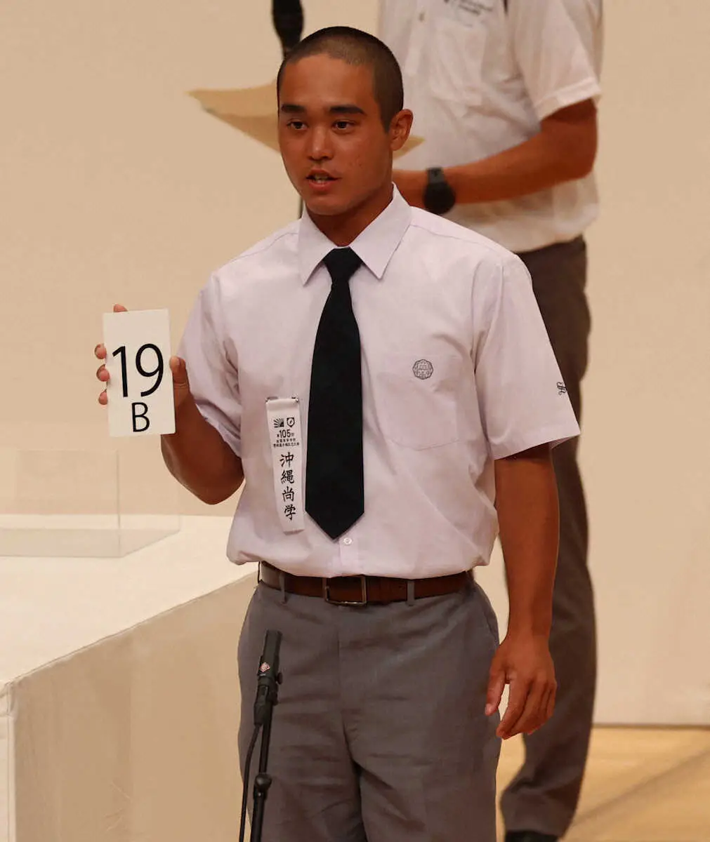 【画像・写真】沖縄尚学・比嘉監督　グラウンドが台風被害で「すごい状態」日程配慮に感謝　選手は空港で出発備える