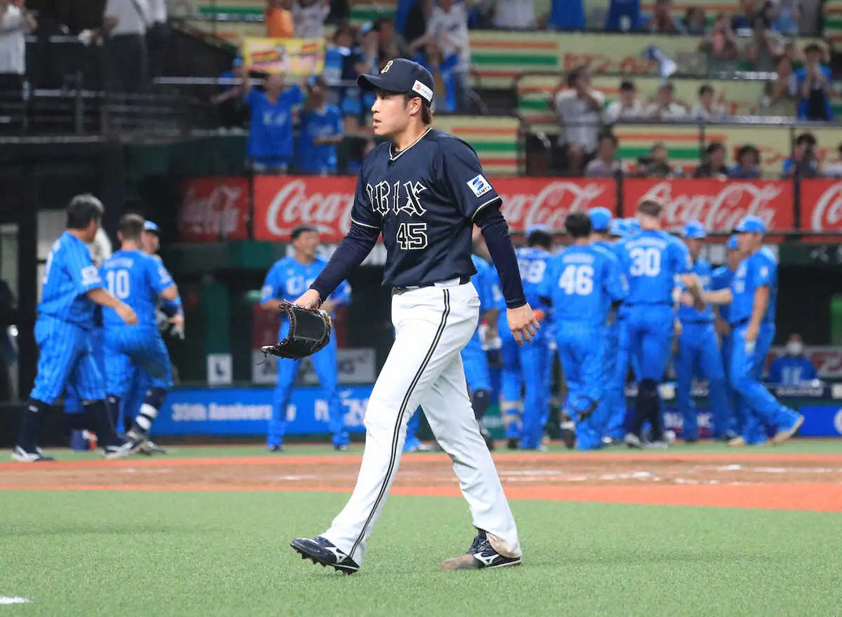 【画像・写真】＜西・オ＞9回、岸にサヨナラ本塁打を打たれガックリ肩を落として引き揚げる阿部（撮影・尾崎　有希）