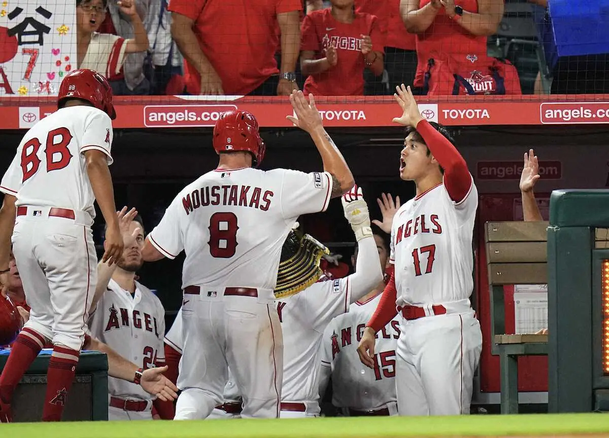 【画像・写真】またまたバンザイ！エンゼルスはモニアックの2ランで再度同点に　大谷翔平も大喜び
