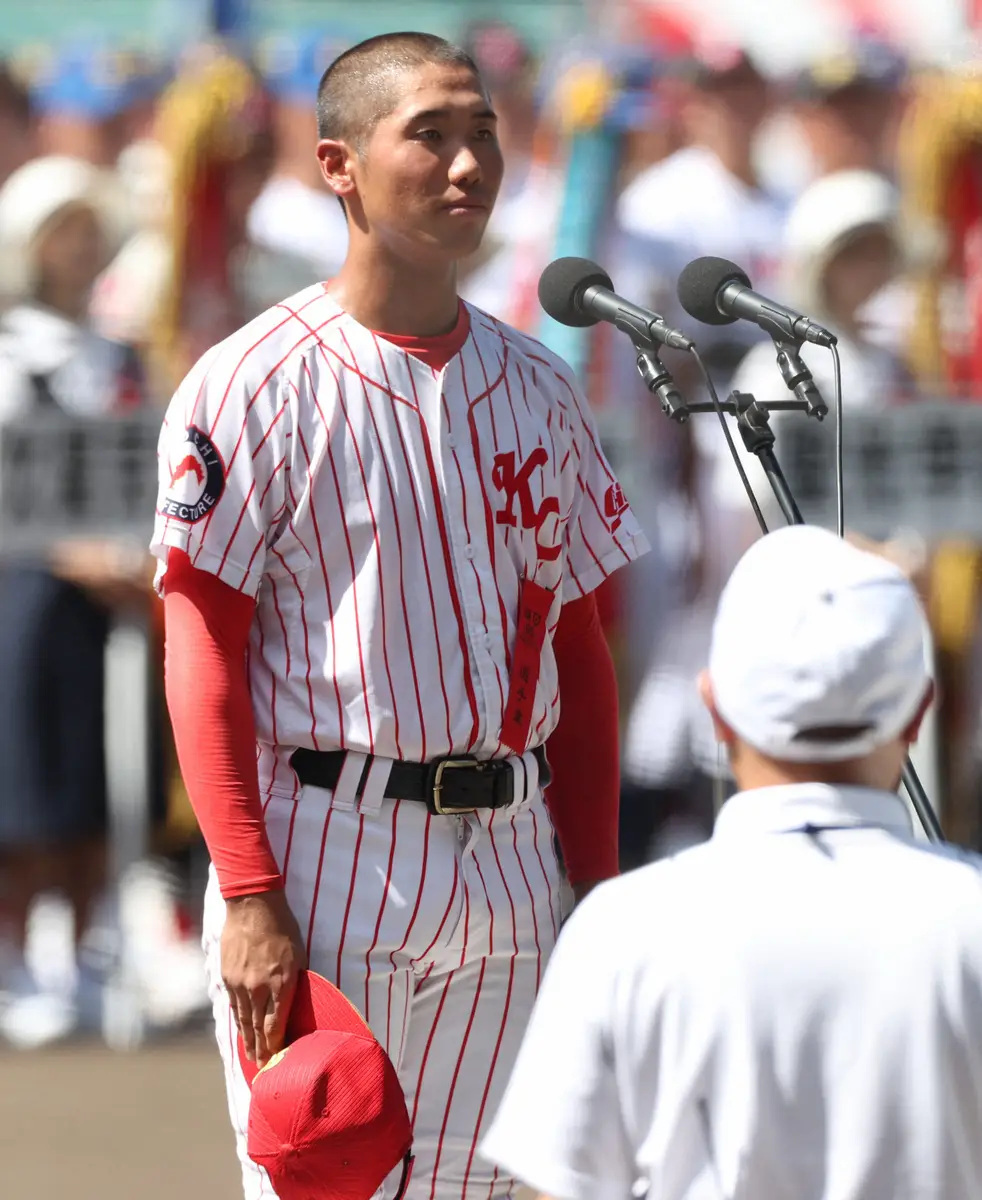 【画像・写真】【甲子園】選手宣誓の高知中央・西岡主将「追いかけ続ける勇気さえあれば、夢は必ずかなう」