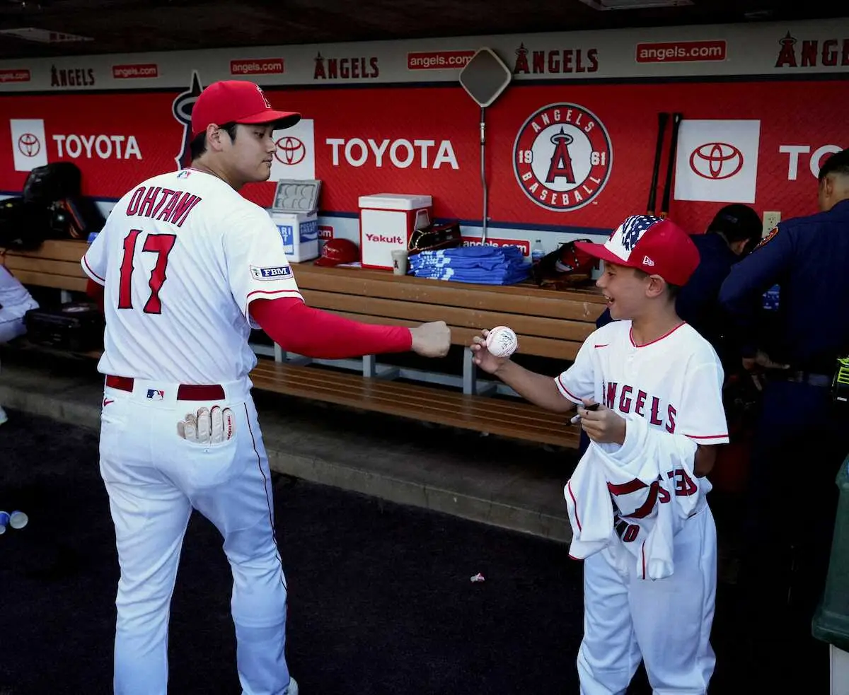【画像・写真】大谷翔平　ヒヤリ自打球で球場騒然　「アー！！」絶叫響く　痛みこらえ…結果は空振り三振