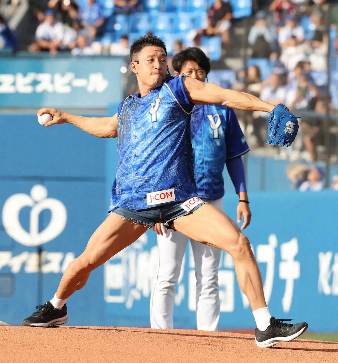 【画像・写真】きんに君　筋肉始球式でハマスタ爆笑！背番は「29」　上茶谷と「パワー！」あふれるパフォ披露