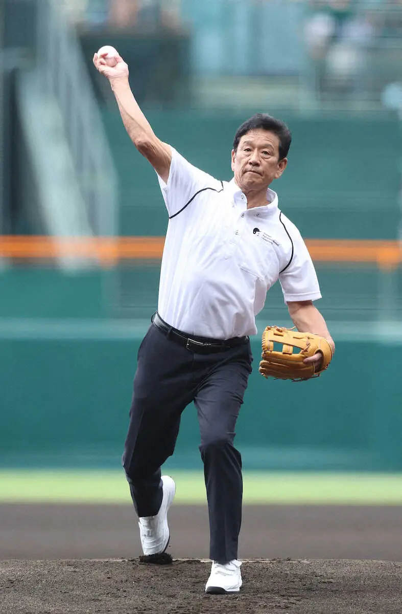 【画像・写真】栗山英樹氏　開幕試合で始球式「WBCのときよりも100倍」緊張　甲子園は「宇宙よりも遠い場所」