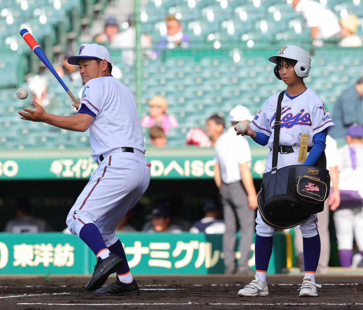 【画像・写真】【甲子園】宇部鴻城の岡野マネジャーが試合前ノックの補助　夏の大会で女子部員が参加するのは史上初