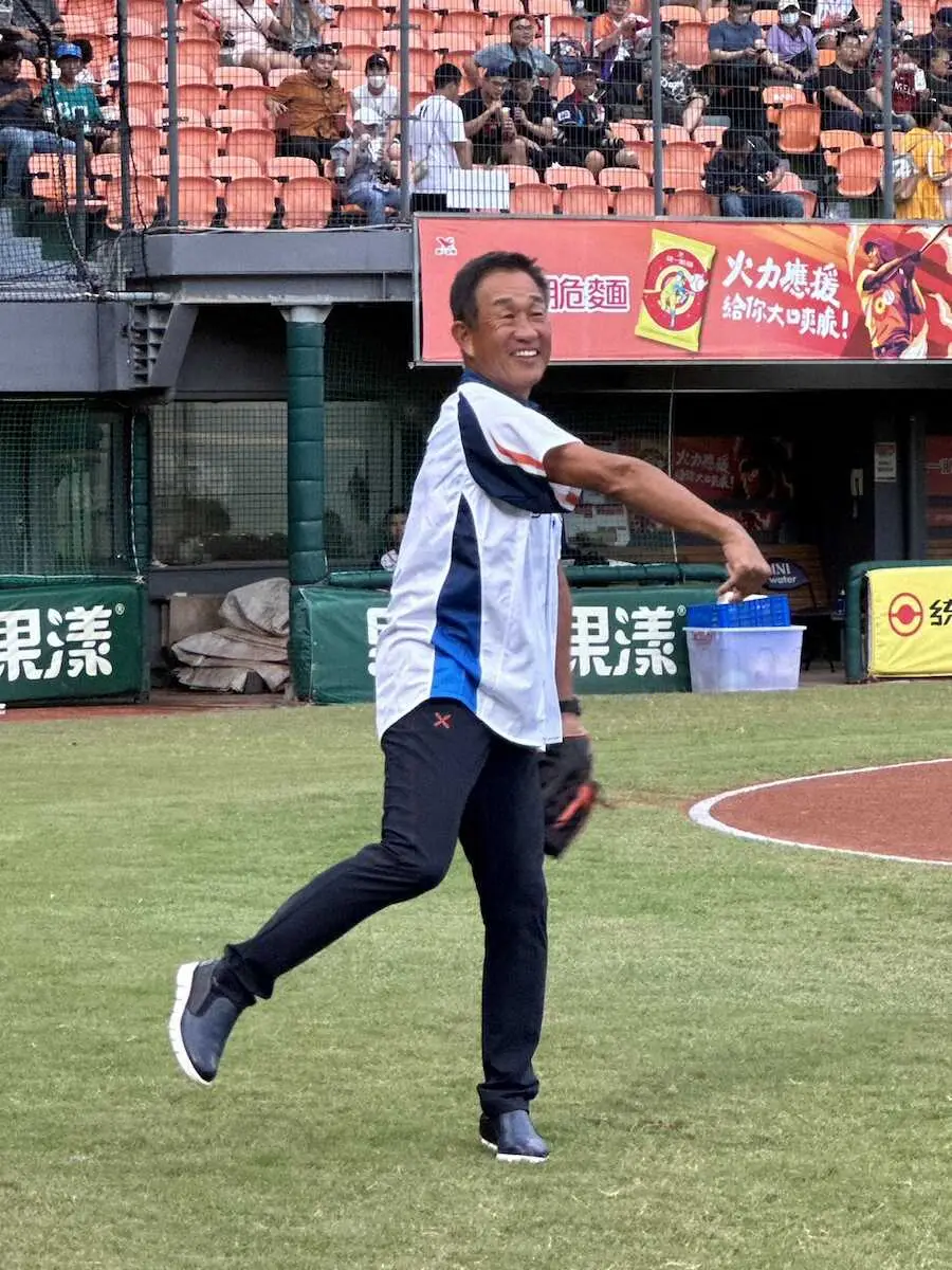 【画像・写真】辻発彦氏が台湾訪問　元西武投手コーチ横田久則氏と1打席対決で球場盛り上げる