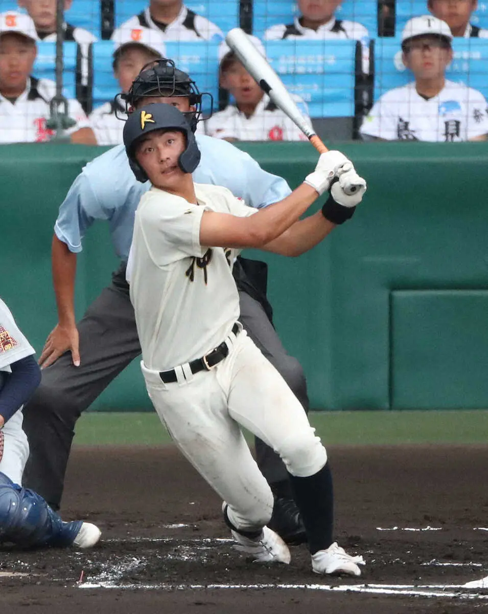 【画像・写真】＜4日目第4試合　立命館宇治・神村学園＞2回1死、今岡拓は左中間二塁打を放つ　（撮影・奥　調）