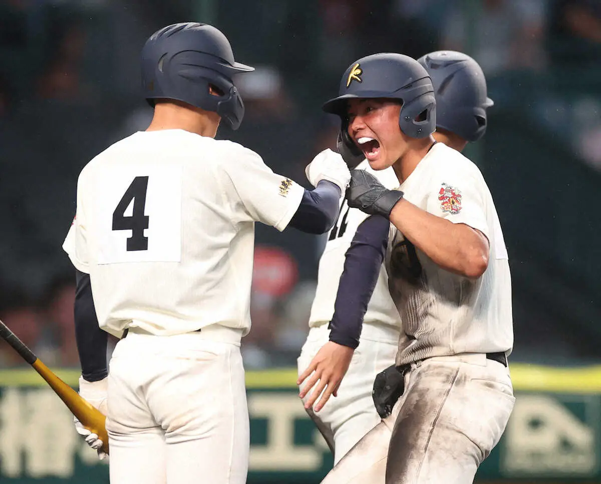 【画像・写真】＜立命館宇治・神村学園＞6回2死二塁、神村学園・今岡歩（右）は2点本塁打を放つ（撮影・平嶋　理子）