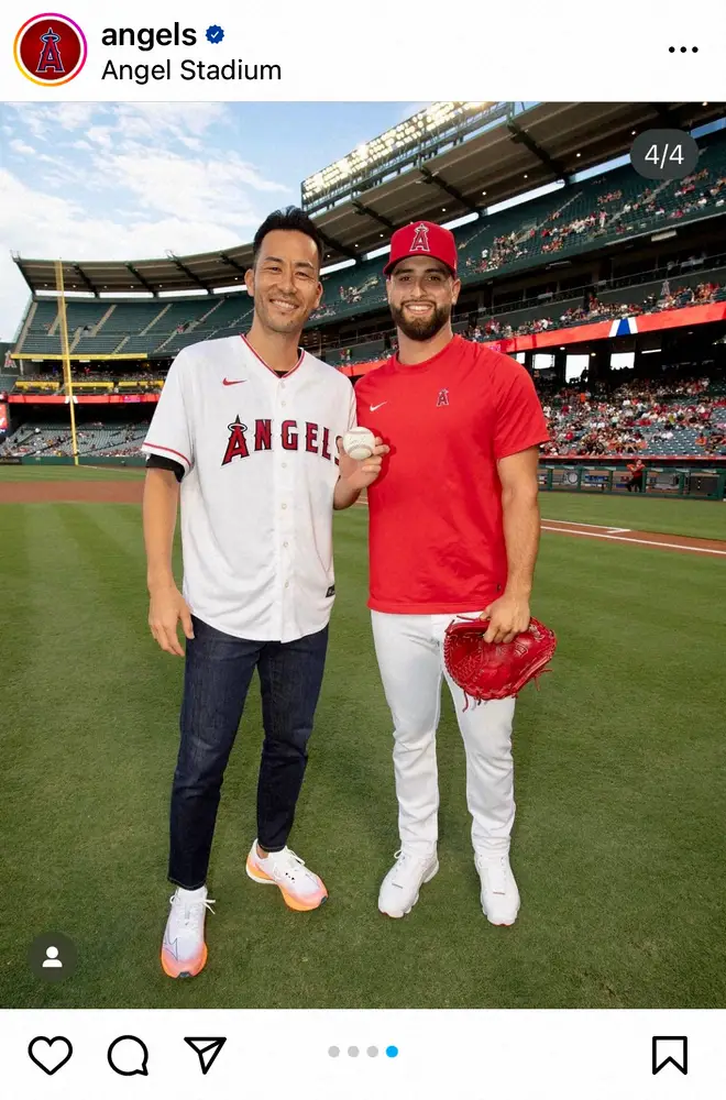 【画像・写真】吉田麻也がエンゼルスタジアムで始球式　サンドバルとの写真に「大谷選手とのツーショットも見たかった」